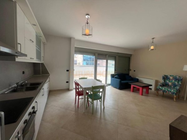 Tirane, jepet me qera apartament 2+1+Ballkon Kati 3, 120 m² 1.450 € (Bllok)