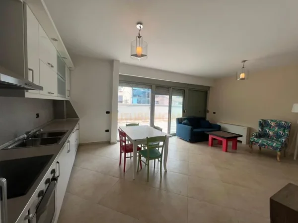 Tirane, jepet me qera apartament 2+1+Ballkon Kati 3, 120 m² 1.450 € (Bllok)