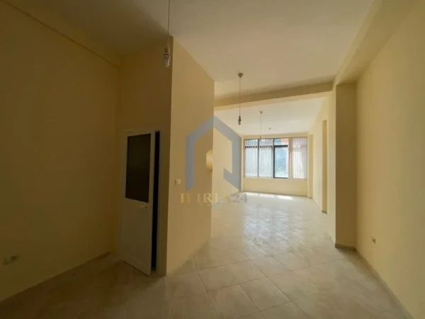 Tirane, jap me qera zyre Kati 1, 50 m² 400 € (21 Dhjetori)