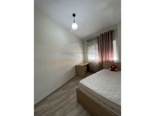 Tirane, jepet me qera apartament 2+1+Ballkon Kati 8, 98 m² 500 € (Unaza e Re)
