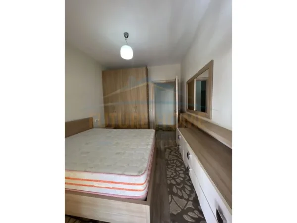 Tirane, jepet me qera apartament 2+1+Ballkon Kati 8, 98 m² 500 € (Unaza e Re)