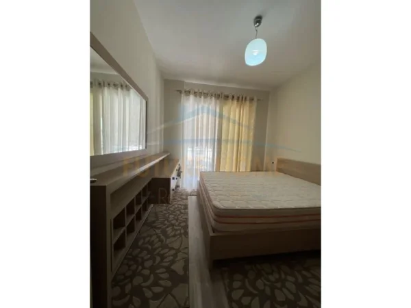 Tirane, jepet me qera apartament 2+1+Ballkon Kati 8, 98 m² 500 € (Unaza e Re)