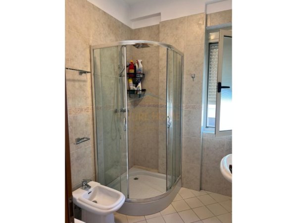 Tirane, jepet me qera apartament 2+1+Ballkon Kati 2, 120 m² 850 € (Liqeni i Thate)