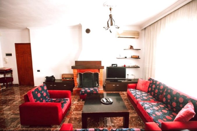 JEPET ME QIRA APARTAMENT 3+1 – 5 MAJI, PRANE CONCORDIT, Kati 3, 120 m² 700 €uro