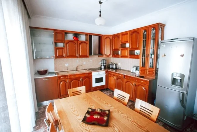 JEPET ME QIRA APARTAMENT 3+1 – 5 MAJI, PRANE CONCORDIT,  650 €uro