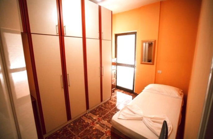 JEPET ME QIRA APARTAMENT 3+1 – 5 MAJI, PRANE CONCORDIT, Kati 3, 120 m² 700 €uro