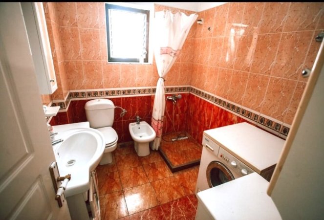 JEPET ME QIRA APARTAMENT 3+1 – 5 MAJI, PRANE CONCORDIT, Kati 3, 120 m² 700 €uro