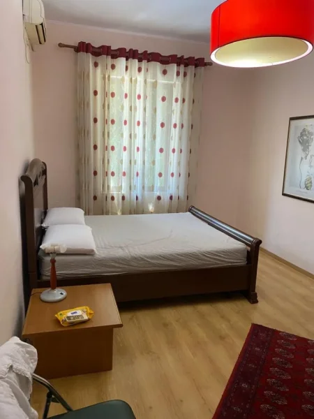 Tirane, jepet me qera apartament 2+1+Ballkon Kati 2, 80 m² 500 € (KOMUNA E PARISIT)
