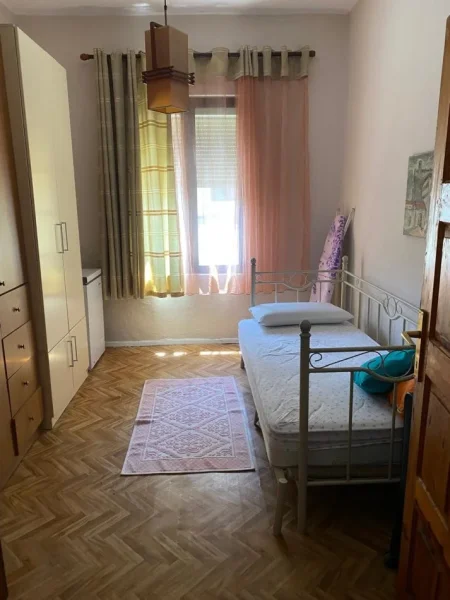 Tirane, jepet me qera apartament 2+1+Ballkon Kati 2, 80 m² 500 € (KOMUNA E PARISIT)