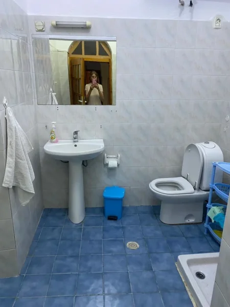 Tirane, jepet me qera apartament 2+1+Ballkon Kati 2, 80 m² 500 € (KOMUNA E PARISIT)