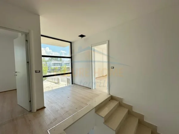 Durres, shitet Vile 2 Katshe me hipoteke 1.200.000 € Kompleksi San Pietro (Gjiri i Lalëzit)