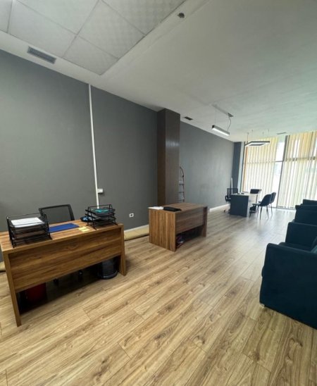 Tirane, jepet me qera zyre Kati 1, 60 m² 700 € (RRUGA E KAVAJES)