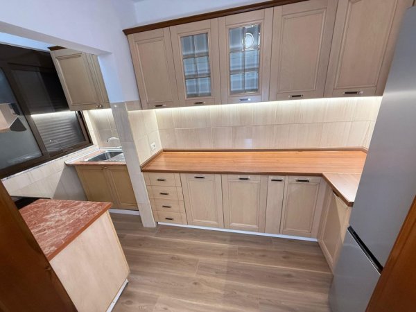 Tirane, jepet me qera apartament 2+1 Kati 1, 75 m² 800 € 