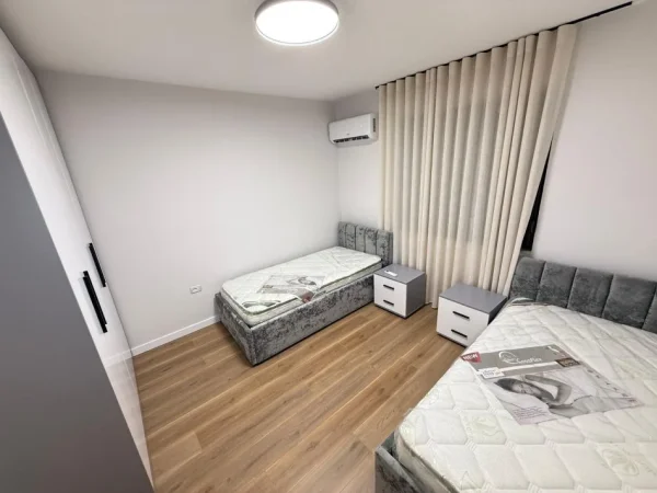 Tirane, jepet me qera apartament 2+1 Kati 1, 75 m² 800 € 