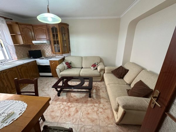 Tirane, jepet me qera apartament 1+1 Kati 2, 55 m² 400 € (Rruga Hoxha Tahsim)