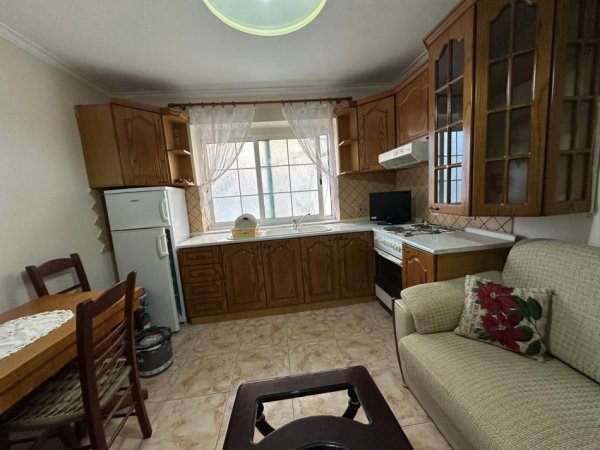 Tirane, jepet me qera apartament 1+1 Kati 2, 55 m² 400 € (Rruga Hoxha Tahsim)