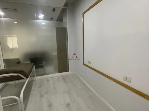 Tirane, jepet me qera , 120 m² 2.000 € (Prane Orkidea, Ozon te Unaza e Re)