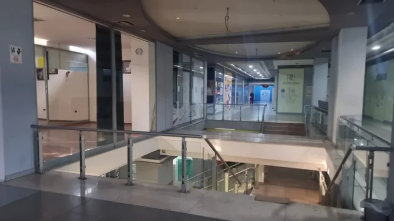 Tirane, jepet me qera ambjent biznesi Kati 1, 700 m² 7.000 € (XHAMLLIK)