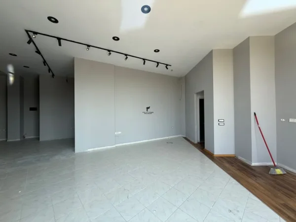 Tirane, jepet me qera dyqan Kati 0, 100 m² 1.200 € (BULEVARDI MIGJENI)