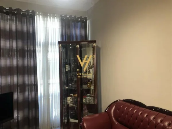 Tirane, jepet me qera apartament 1+1+Ballkon Kati 2, 70 m² 700 € (PAZARI I RI)