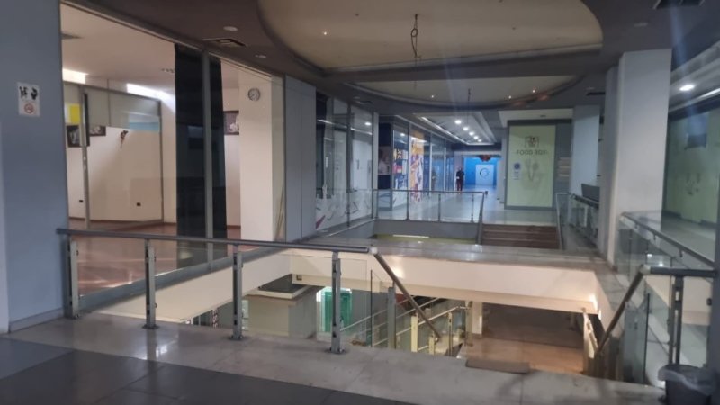 Tirane, jepet me qera ambjent biznesi Kati 1, 1.000 m² 10.000 € (XHAMLLIK)