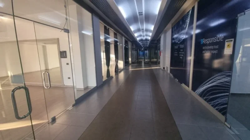 Tirane, jepet me qera ambjent biznesi Kati 1, 1.000 m² 10.000 € (XHAMLLIK)