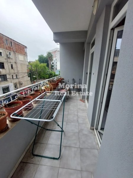 Tirane, jepet me qera apartament 3 Katshe , 210 m² 1.200 € (Ali Demi)