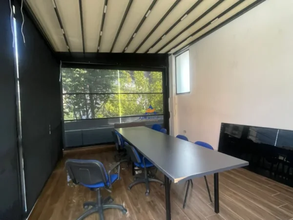 Tirane, jepet me qera ambjent biznesi Kati 1, 75 m² 1.500 € (Prane Hotel Imperator, 21 Dhjetori)