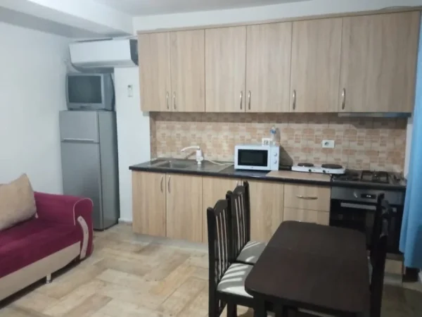 Tirane, jepet me qera apartament 1+1 Kati 1, 50 m² 350 € (Brryli)