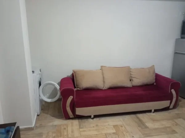 Tirane, jepet me qera apartament 1+1 Kati 1, 50 m² 350 € (Brryli)