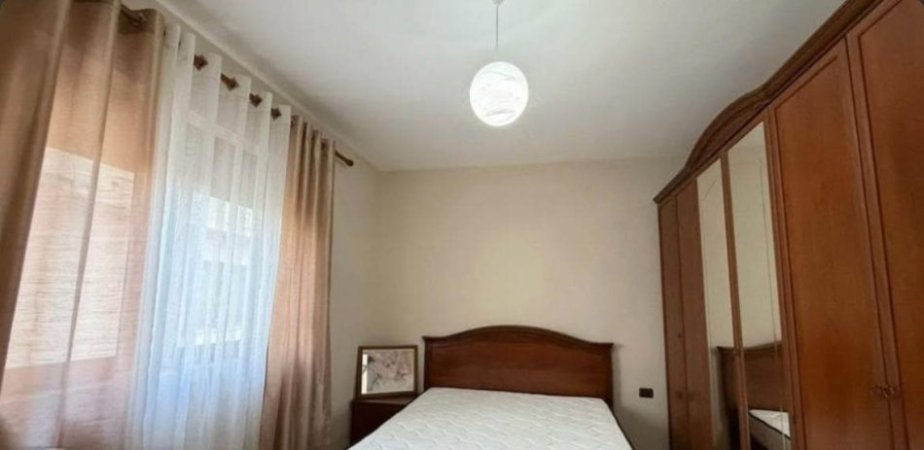 Tirane, jepet me qera Vile 3 Katshe Kati 3, 180 m² 700 € (XHAMLLIK)