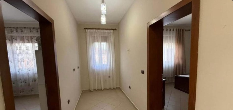 Tirane, jepet me qera Vile 3 Katshe Kati 3, 180 m² 700 € (XHAMLLIK)