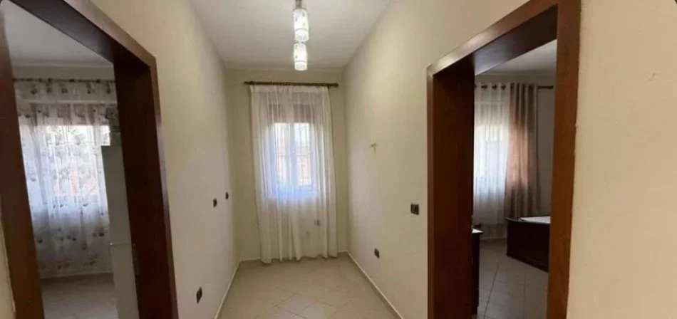 Tirane, jepet me qera Vile 3 Katshe Kati 3, 180 m² 700 € (XHAMLLIK)