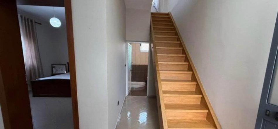 Tirane, jepet me qera Vile 3 Katshe Kati 3, 180 m² 700 € (XHAMLLIK)
