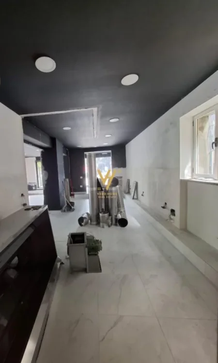 Tirane, jepet me qera dyqan Kati 0, 80 m² 3.000 € (INXHINIERIA, 21 DHJETORI)