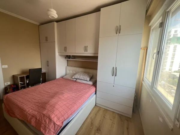 Tirane, jepet me qera apartament 2+1+Ballkon Kati 4, 95 m² 1.000 € (kika 2)