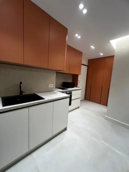 Tirane, jepet me qera apartament 1+1+Ballkon Kati 2, 55 m² 850 € (PAZARI I RI)