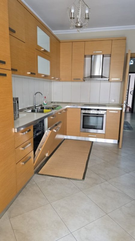 Tirane, jepet me qera apartament 1+1+Ballkon Kati 4, 80 m² 560 € (Rruga Siri Kodra)