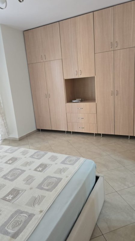 Tirane, jepet me qera apartament 1+1+Ballkon Kati 4, 80 m² 560 € (Rruga Siri Kodra)