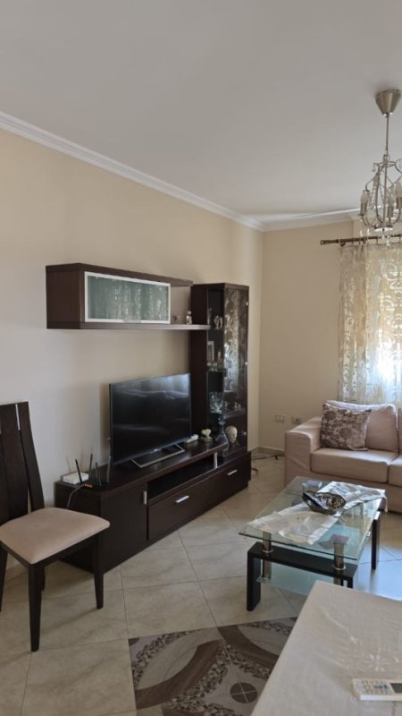 Tirane, jepet me qera apartament 1+1+Ballkon Kati 4, 80 m² 560 € (Rruga Siri Kodra)