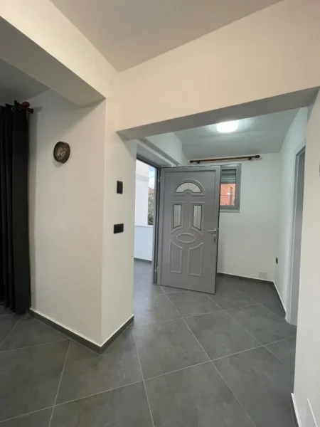 Tirane, jepet me qera apartament 2+1 Kati 2, 80 m² 600 € (Qendra)