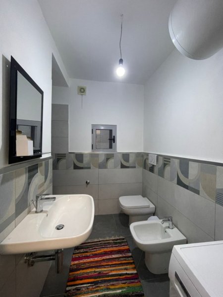 Tirane, jepet me qera apartament 2+1 Kati 2, 80 m² 600 € (Qendra)
