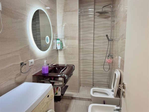 Tirane, jepet me qera apartament 1+1+Ballkon Kati 5, 70 m² 700 € (mihal grameno)