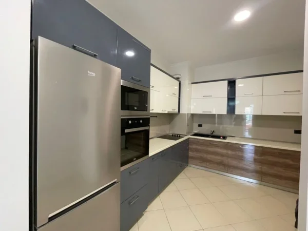 Tirane, jepet me qera apartament 2+1+Ballkon Kati 3, 70 m² 800 € (rruga e kosovareve)