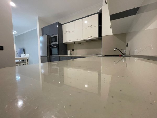 Tirane, jepet me qera apartament 2+1+Ballkon Kati 3, 70 m² 800 € (rruga e kosovareve)