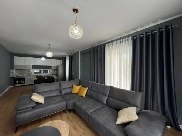 Tirane, jepet me qera apartament 2+1 Kati 2, 150 m² 800 € (Kopshti botanik)