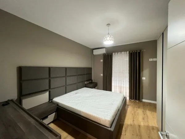 Tirane, jepet me qera apartament 2+1 Kati 2, 150 m² 800 € (Kopshti botanik)