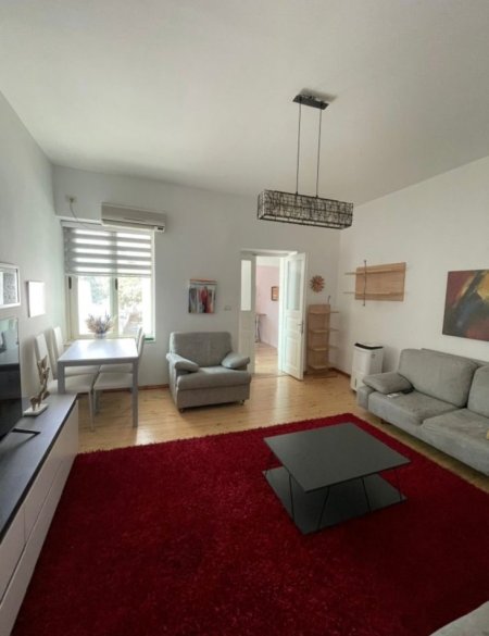 Tirane, jepet me qera shtepi 1+1 Kati 1, 80 m² 600 € (Rruga besim mema)