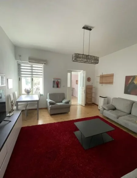 Tirane, jepet me qera shtepi 1+1 Kati 1, 80 m² 600 € (Rruga besim mema)
