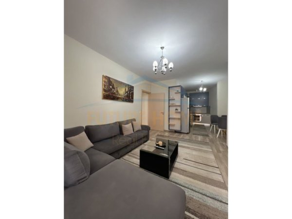 Tirane, jepet me qera apartament 2+1+Ballkon Kati 8, 98 m² 500 € (Unaza e Re)